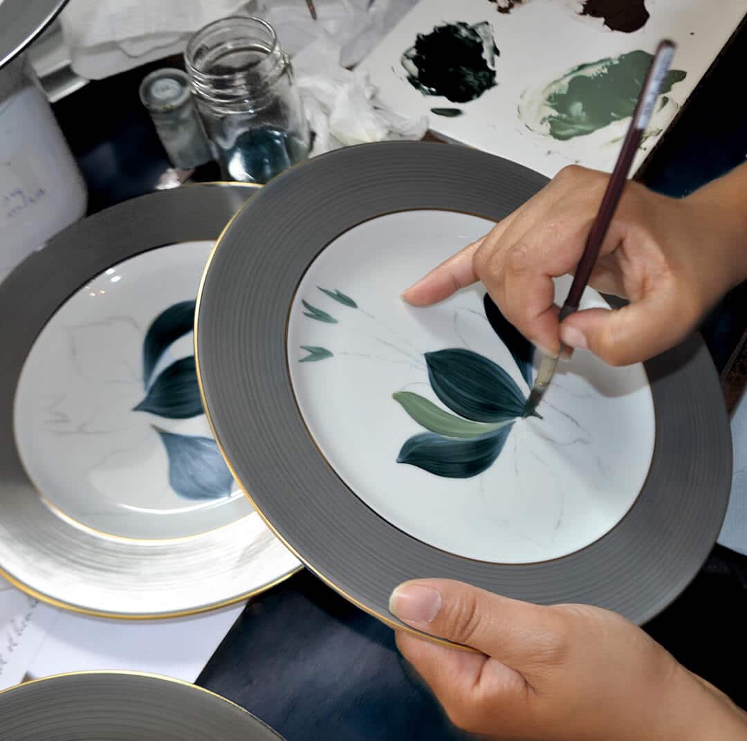 La peinture à la main sur porcelaine avec Marie Daâge - Les arts